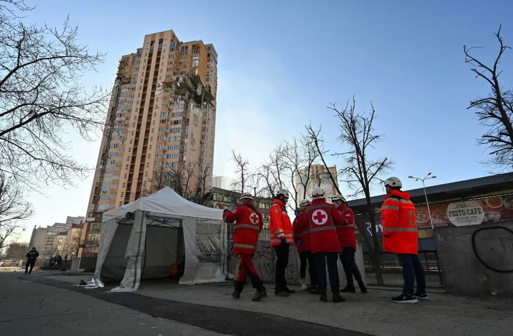 Киев многоэтажки. Киев высотки. Высотка в Киева после попадания ракеты. Многоэтажка в Киеве ракета.