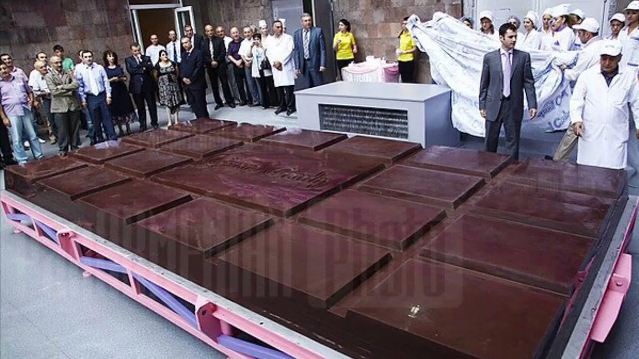Плитка шоколада 2 кг. Самый большой шоколад в мире рекорд Гиннесса. Самая большая шоколадная плитка в мире. Самая большая шоколадная фабрика в мире. Самая большая шоколадка в мире.