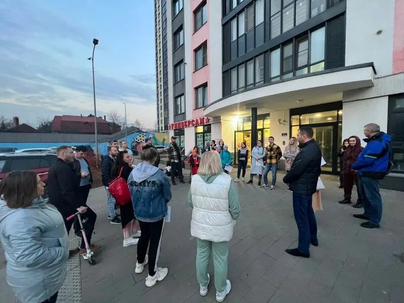 Химки новости сейчас. Депутаты химкинского городского. Дорога по тротуару. Пешеходы на улице. Депутат демченко химки.