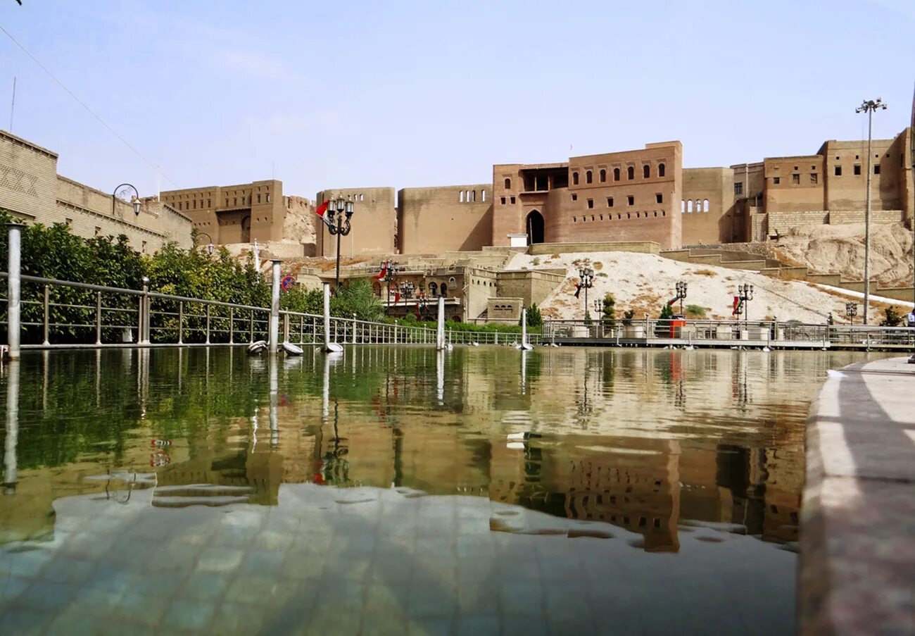 Эрбильская цитадель. Erbil citadel. Ассирийская церковь эрбил. Османская цитадель эрбиль. Эрбиль достопримечательности.