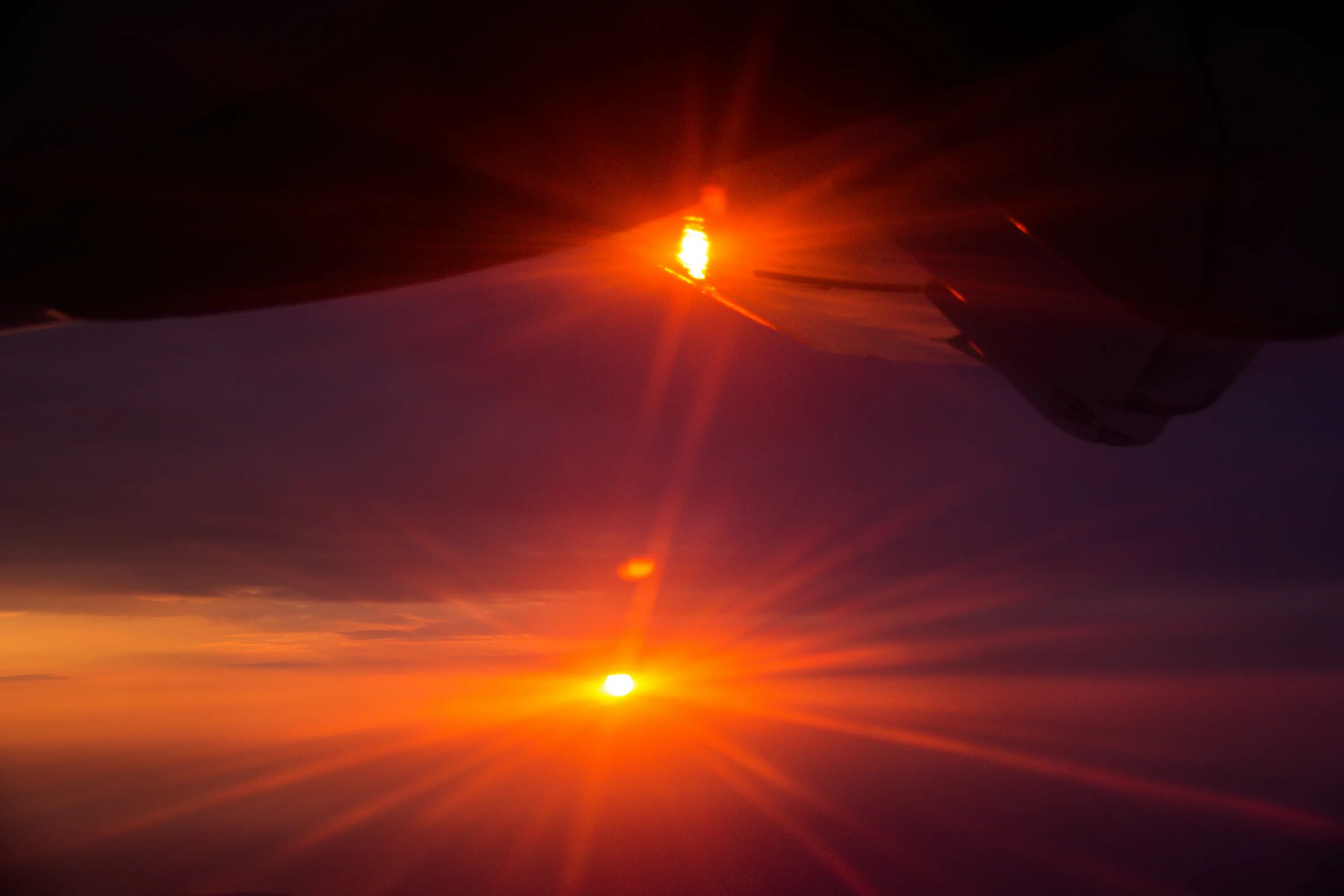 Сохранявшем последний отблеск зари. Солнечный блик закат. Отсвет заката. Отблеск закатного солнца. Лучи солнца на закате.