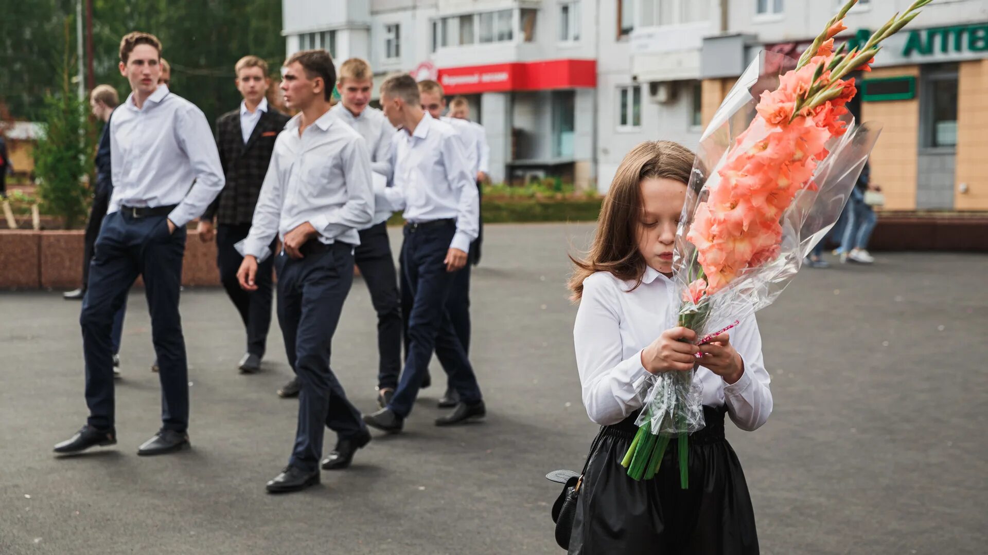 11 сентября школа. Школьники на линейке. Школьники 1 сентября. Фотосессия 1 сентября. Старшеклассники на линейке.