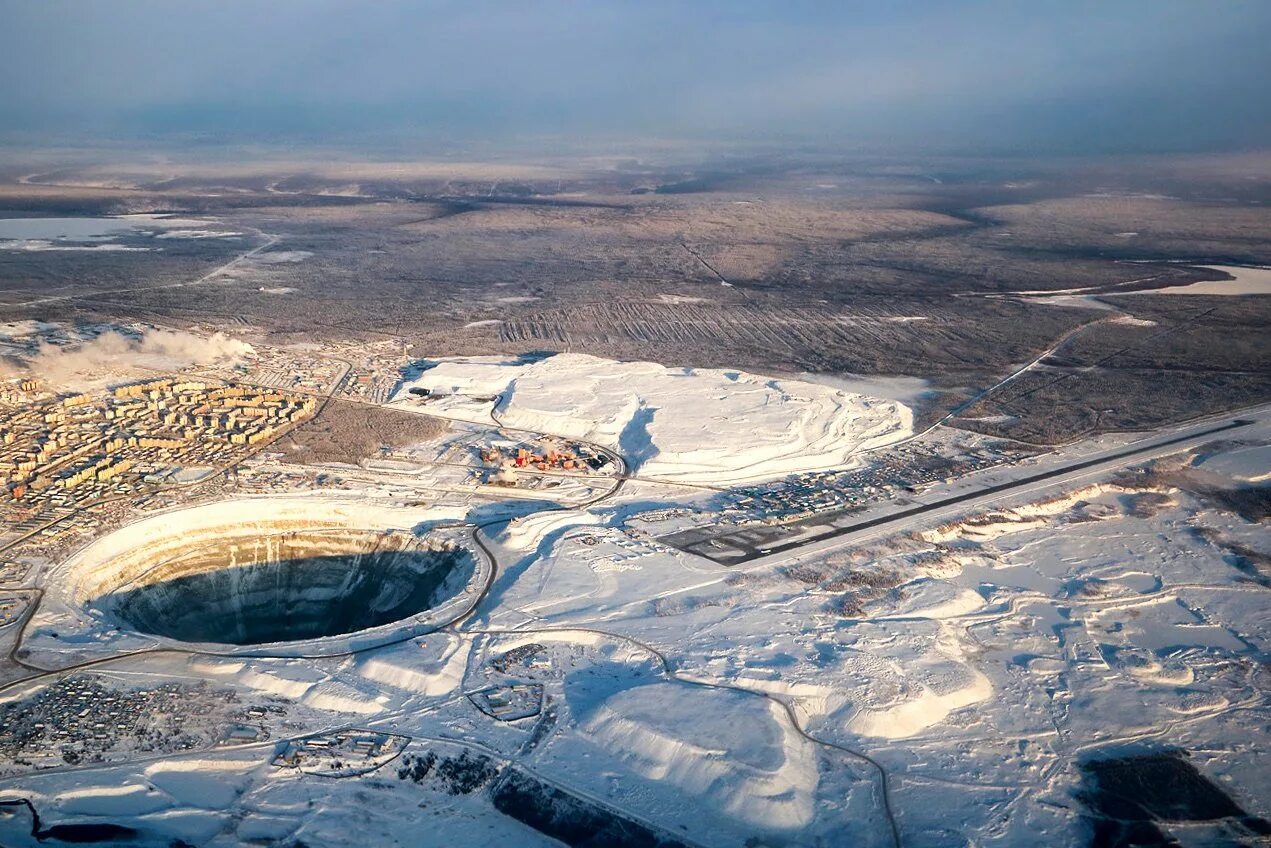 Кимберлитовая трубка мир в якутии. Поселок мирный алмазы. Мирный якутия. Мирный,. Мирный саха якутия.