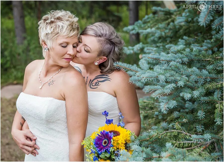 Старых мам лесбиянок. Невеста зрелого возраста. Невеста lesbian. Невесты лесбийские настоящие. Лесбийская свадьба пожилых.