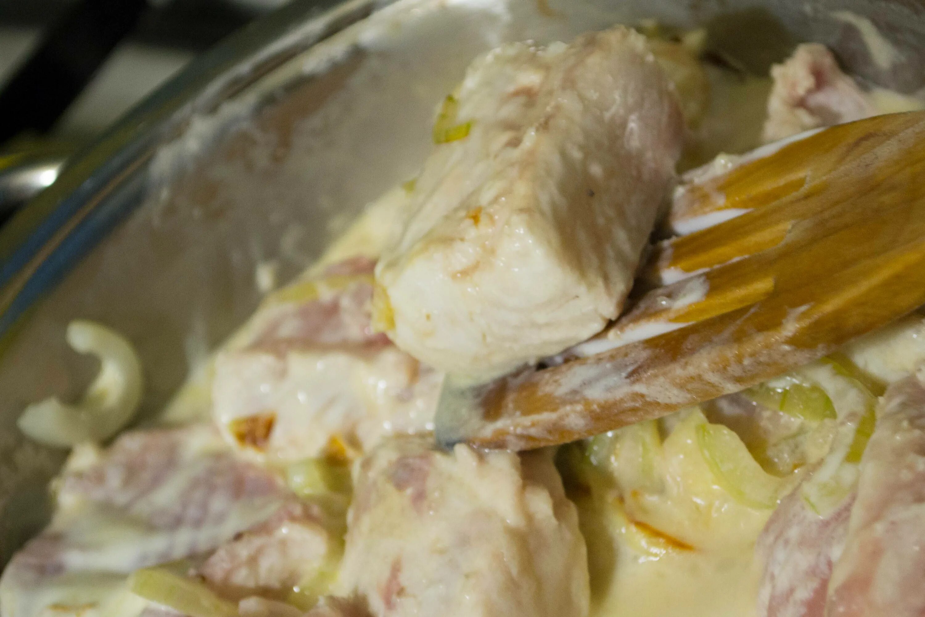 Как вкусно приготовить судака в сметане. Минтай под сметанно-чесночным соусом. щука в сметане. рыба в сметане в духовке. запеченный минтай под сметанно-чесночным соусом.