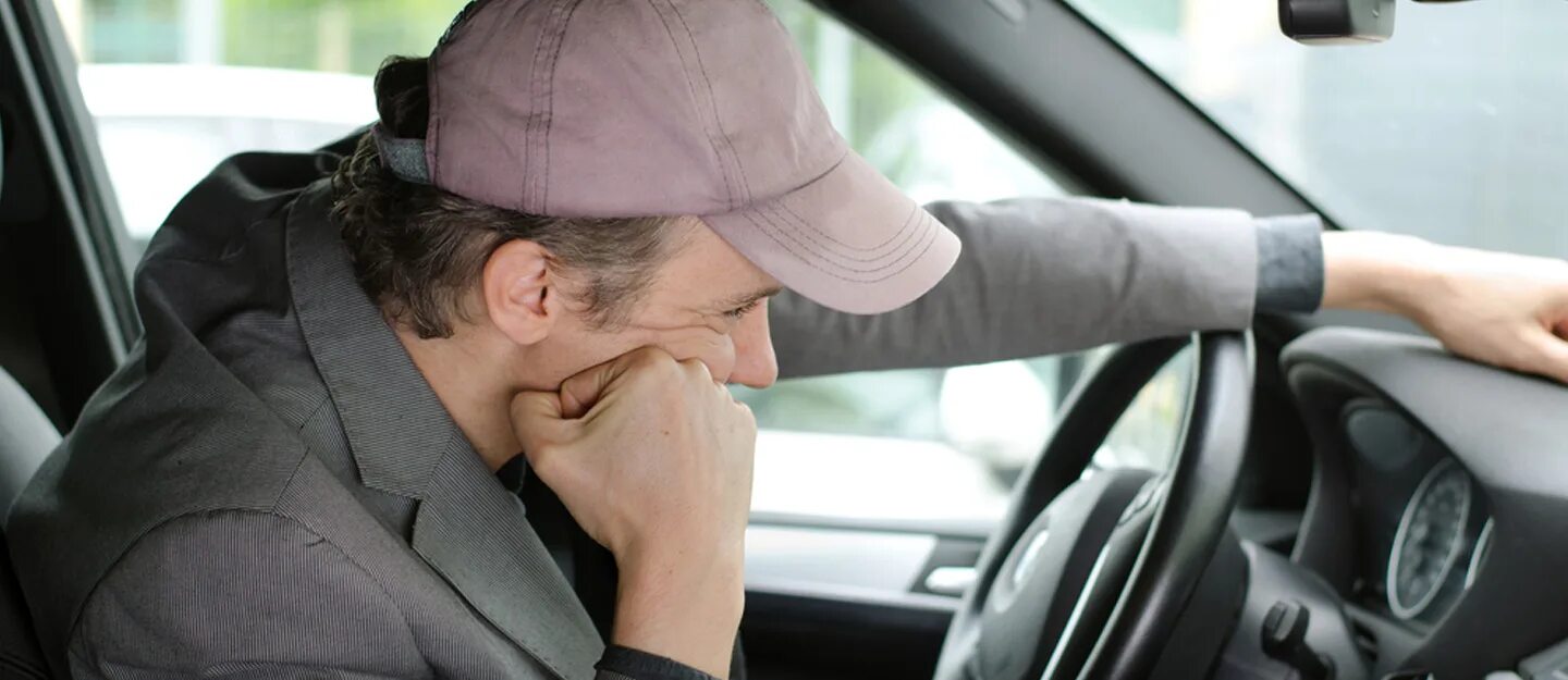 Парень в окне машины. Бизнесмен в автомобиле. Waiting in car. Водитель такси кричит на улице. Waiting in car.