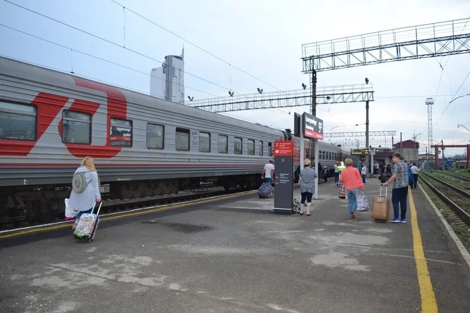 Поезд Екатеринбург Москва. Фирменный поезд Оренбуржье. Поезд РЖД. Поезд Оренбург Москва.