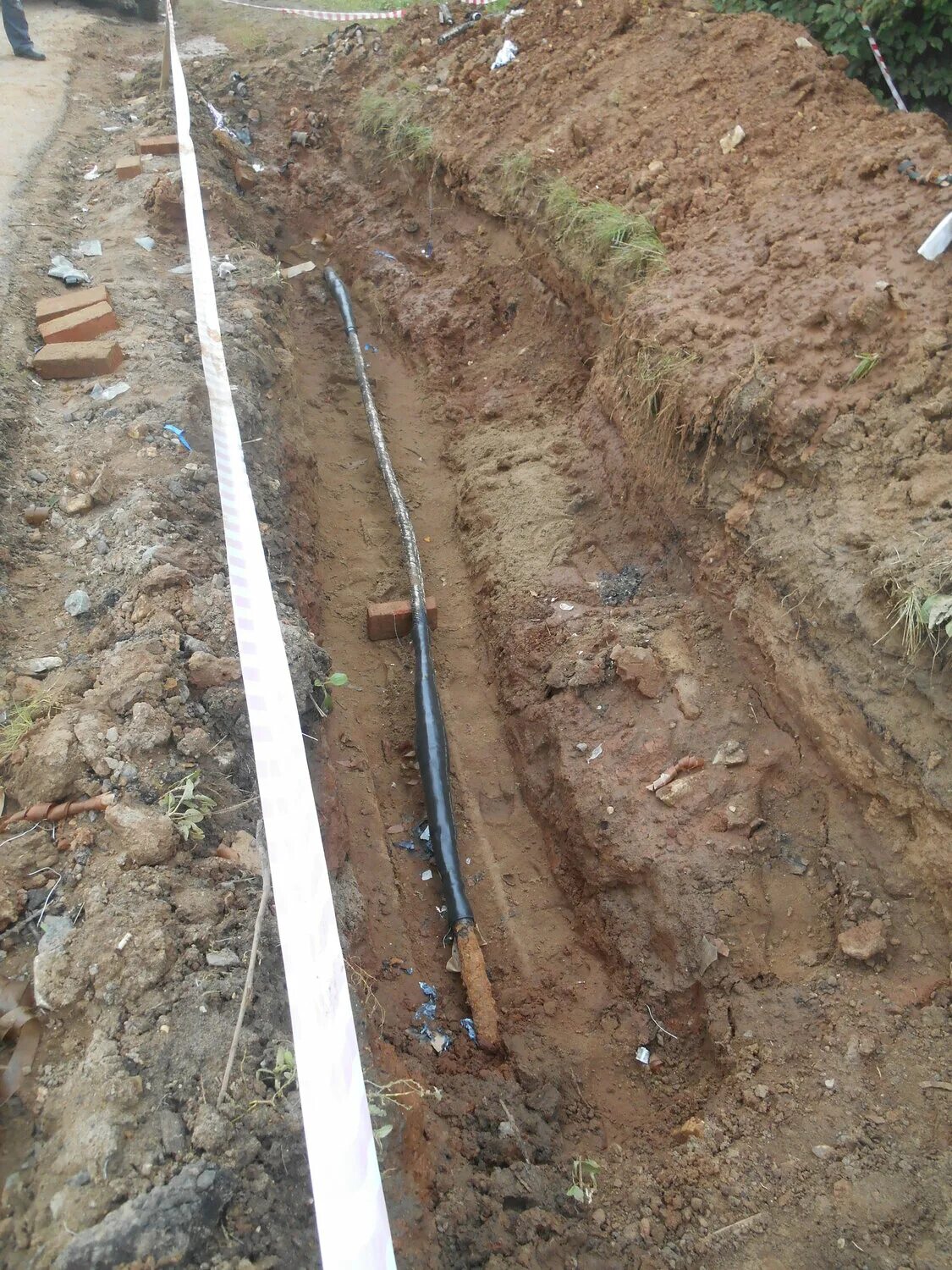 раскопки кабеля. эксплуатация кабельных траншей. повреждение кабельной муфты. прокопать траншею для водопровода. прокладка кабельной линии 10 кв в земле.