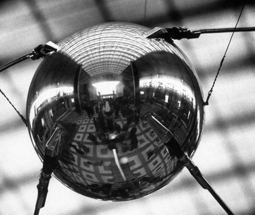Первый искусственный спутник фото. Первый искусственный Спутник земли 1957. Спутник-1 искусственный Спутник. Первый Спутник земли Спутник 1. Первый Спутник СССР.