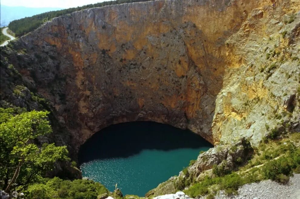 Большая дыра в земле. Карстовая воронка в Хорватии. Карстовые озера Хорватии. Красное озеро карстовая воронка. Красное озеро (Хорватия).