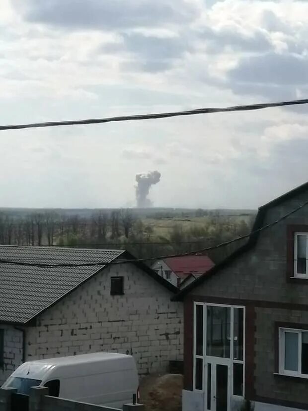 Что творится на границе белгородской. Подорвали склад боеприпасов в Белгороде. Белгородская область бомбят. Столб дыма. Дом трясется.