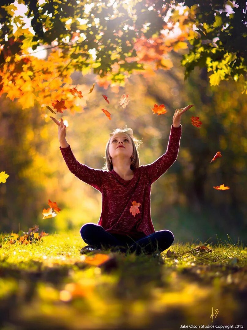 Позитивные осенние картинки. Осень радость. Осень дети радость. Радость осенью. Счастливой осени.