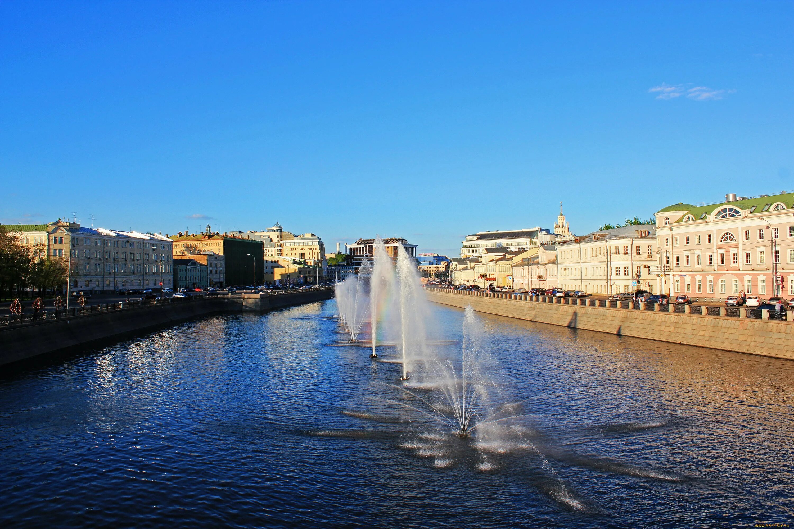 Обводной канал московская. Водоотводный канал в Москве. Москва река водоотводной канал. Водоотводный канал и остров Балчуг в Москве. Обводной канал Москва.