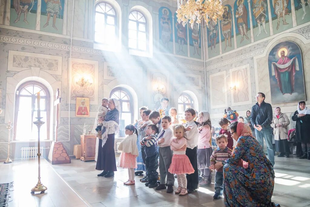 Дети в храме. Дети на богослужении. Православные дети. Дети на службе в храме. Воскресное богослужение церковь