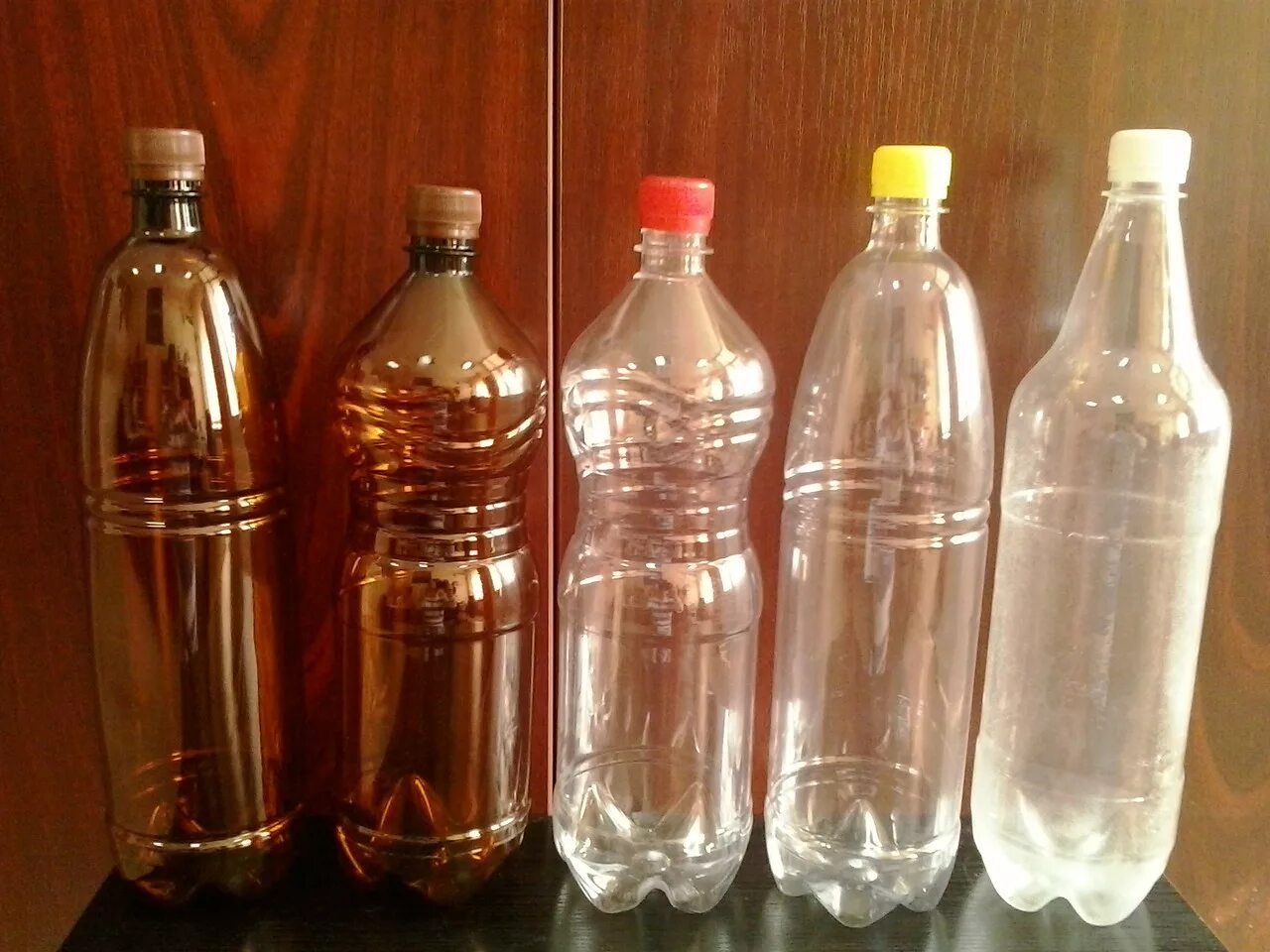 опыт с пластиковой бутылкой с водой с дырками в бутылке. пэт бутылка 2,0л. вес баклажки 5 литров с водой. возьмите пластиковую бутылку объемом 1. ) темная.