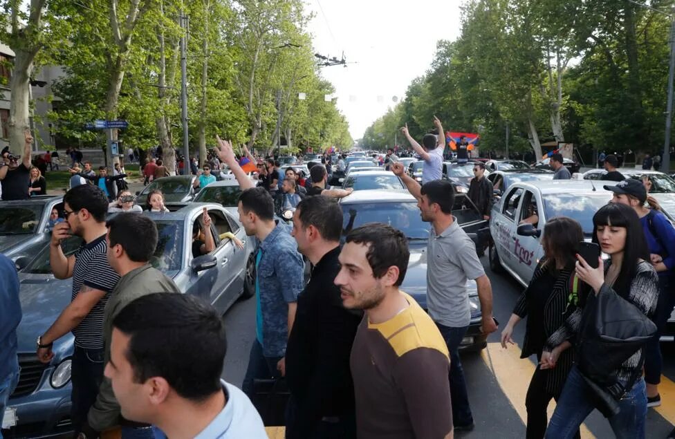 Мужчины в черном на улицах Еревана. Основные заболевания жителей Еревана. Жители еревана