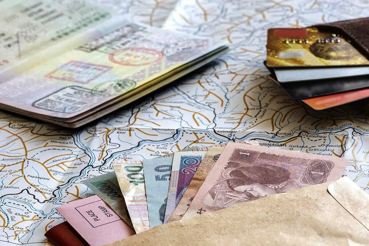 Денежная заставка на рабочий стол. Туризм финансы. Как происходит конвертация. Пластиковая карта. Валютная карта за границу.
