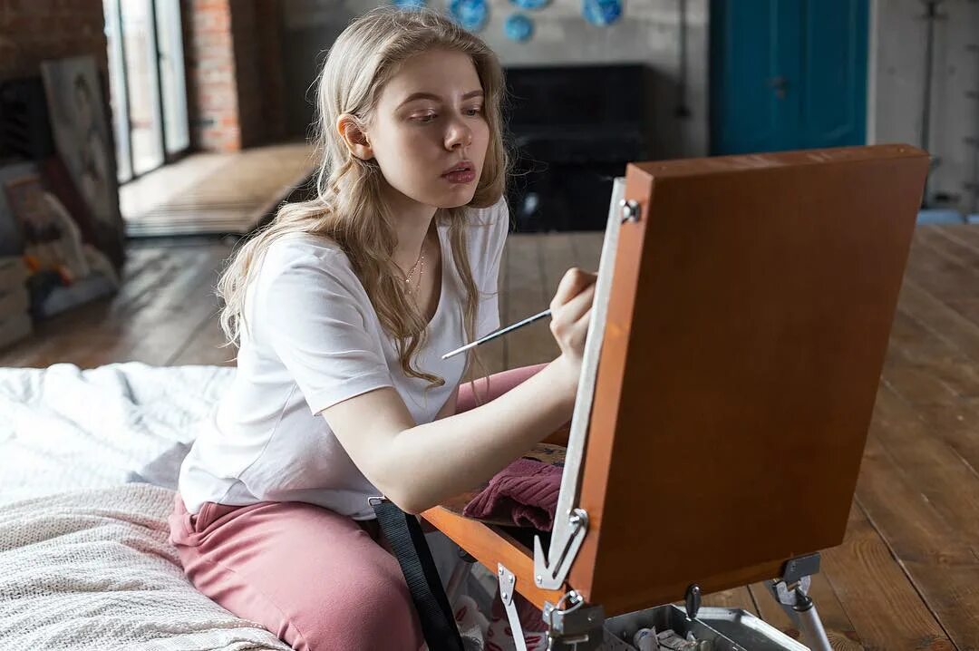 Talented girl. Talented girl. Девушка рисует за мольбертом. Talented girl. Talented girl.