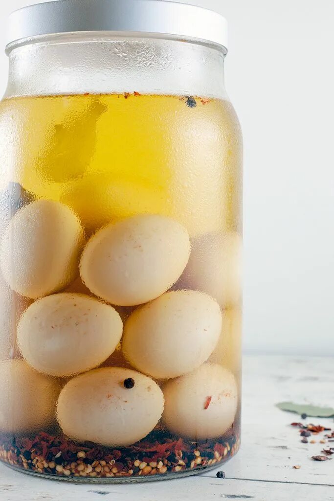 Pickled eggs. Маринованное яйцо. Pickled eggs. Pickled eggs великобританский. Консервирование яиц.