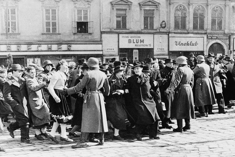 Немцы чехословакия. Германская оккупация Чехии 1939. 1939 Германия оккупировала Чехословакию. Чехословакия и Германия 1938. Парад немецких войск в Праге в 1939.