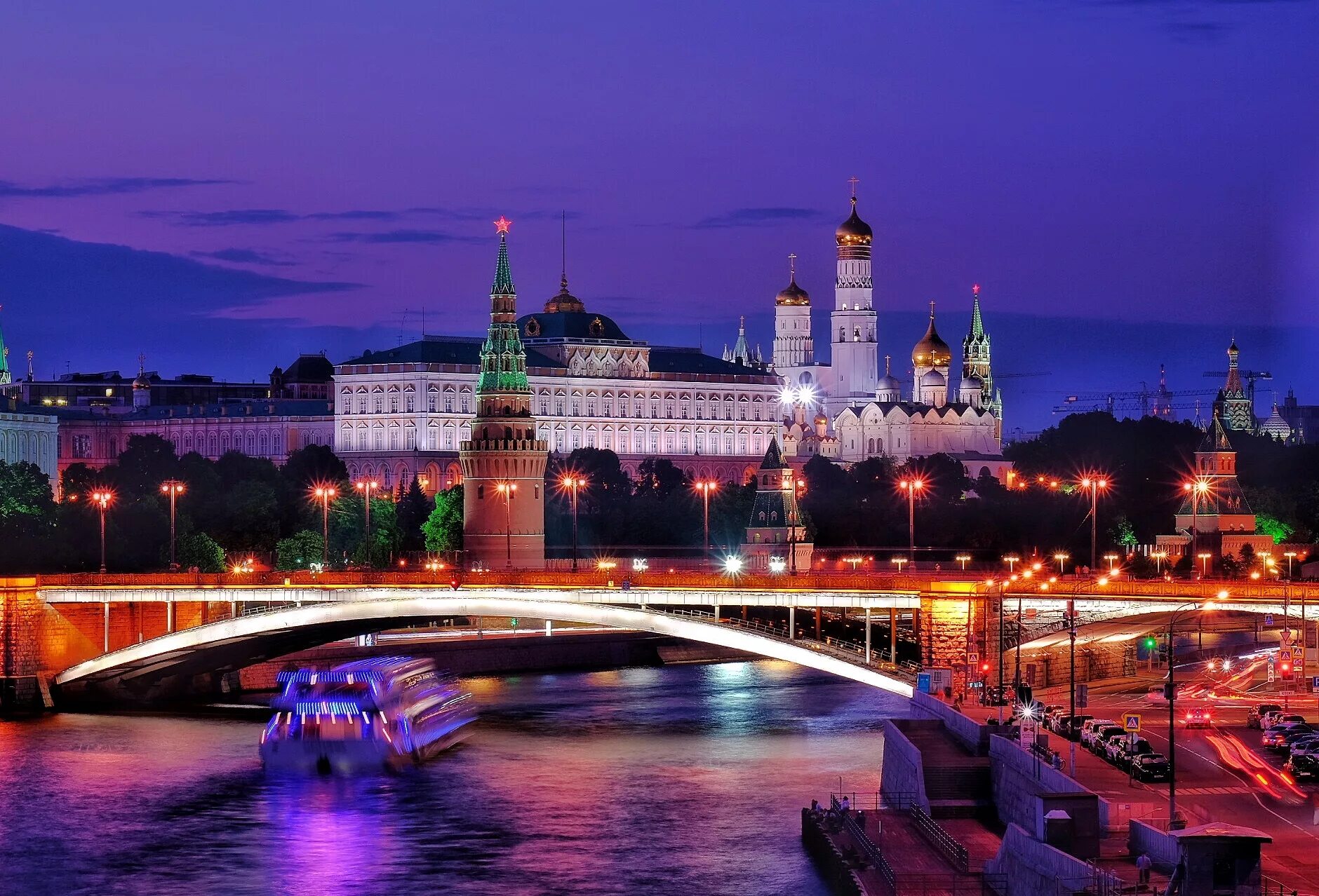 Ночная москва летом. Вид на кремль с патриаршего моста. ночной кремль. вид на кремль ночью. ночная москва.