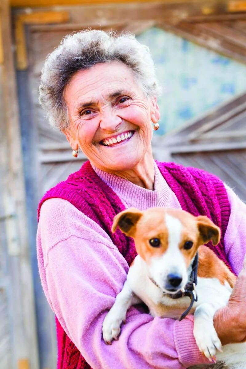 Пожилая женщина с собакой. Бабушка с собакой. Старушка с собачкой. Бабуля с собачкой.
