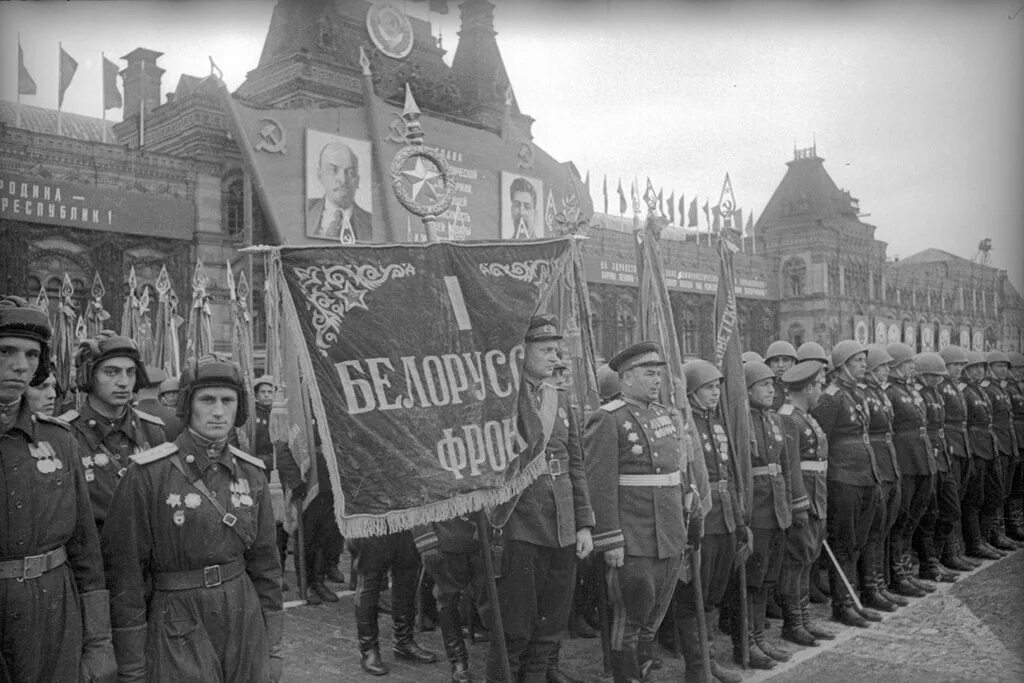 Картинка победа в великой отечественной войне. Победа 9 мая 1945. Солдаты парад Победы 1945. День Победы парад 1945.