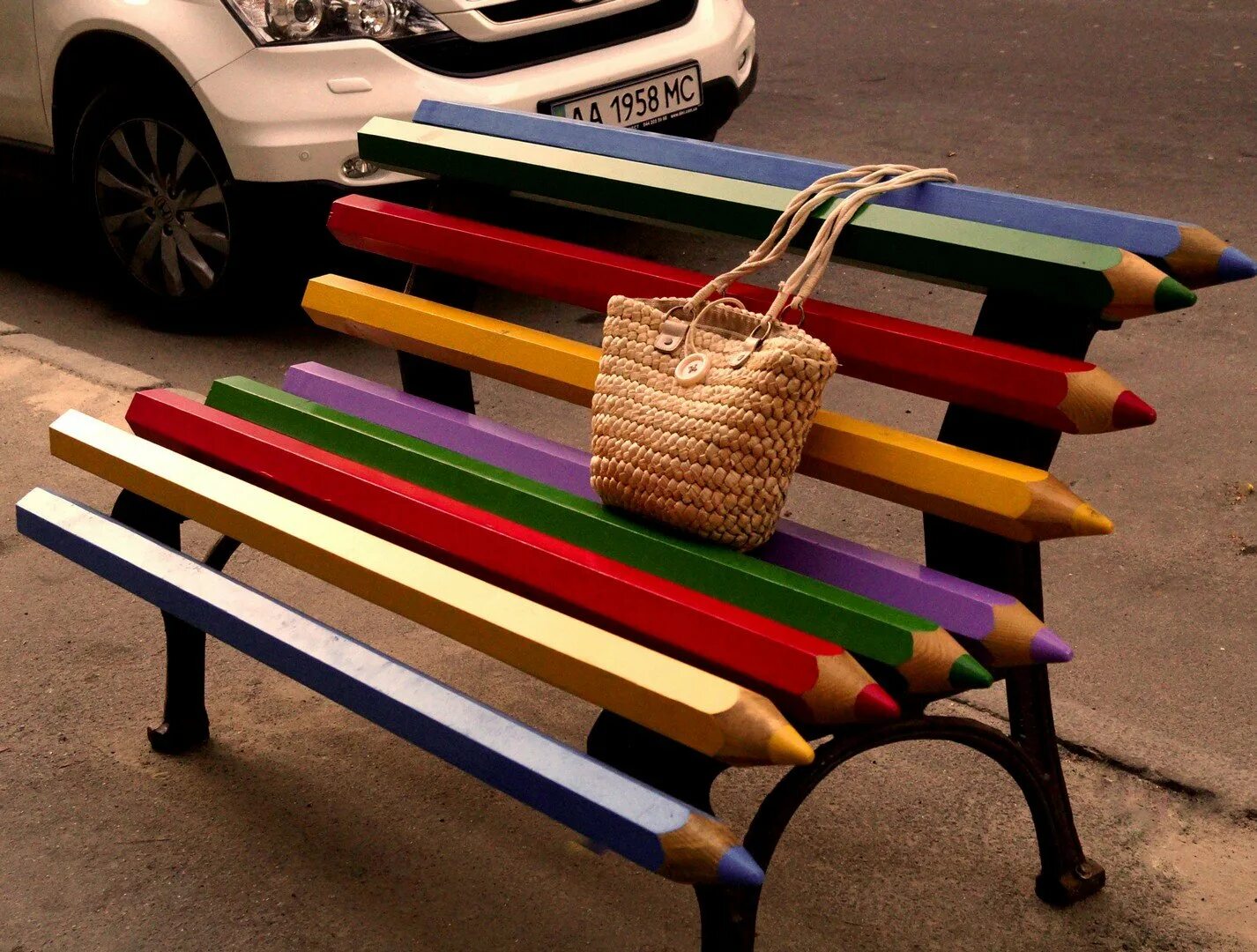 Вещи предметы с помощью которых люди. Скамейка из карандашей. Креативные предметы. Разноцветные скамейки. Удивительные вещи.