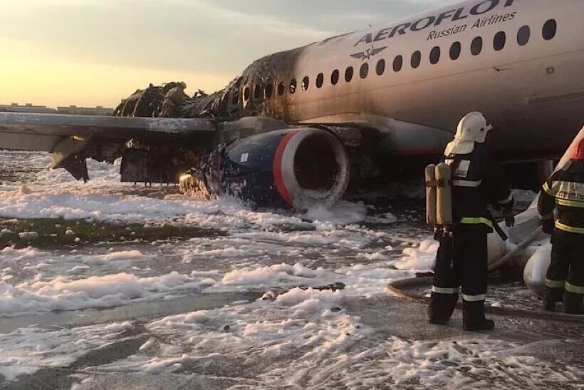 100 авиакатастроф. Катастрофа SSJ 100 В Шереметьево. Катастрофа Суперджет 100 в Шереметьево. Суперджет 100 Шереметьево. Катастрофа Superjet 100 в Шереметьево.