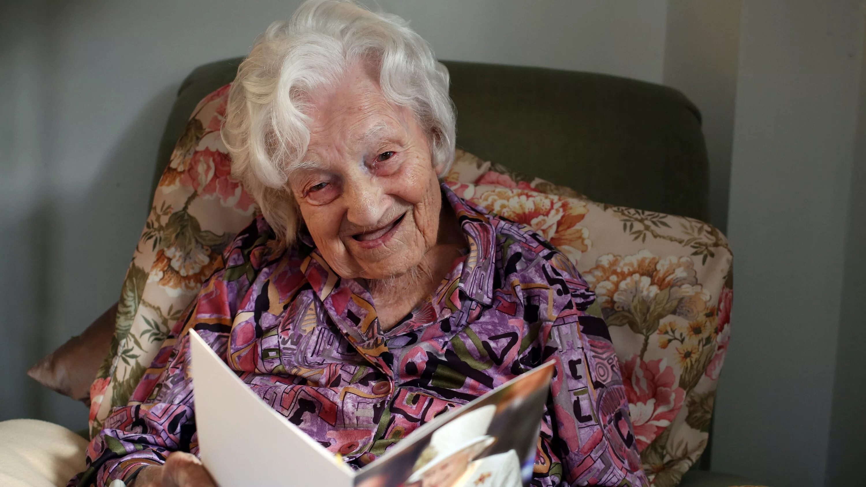 4 самый старый. Старый человек в очках. 4 самый старый. Audi 80 1 поколение. Audi 80 b1 typ 82.