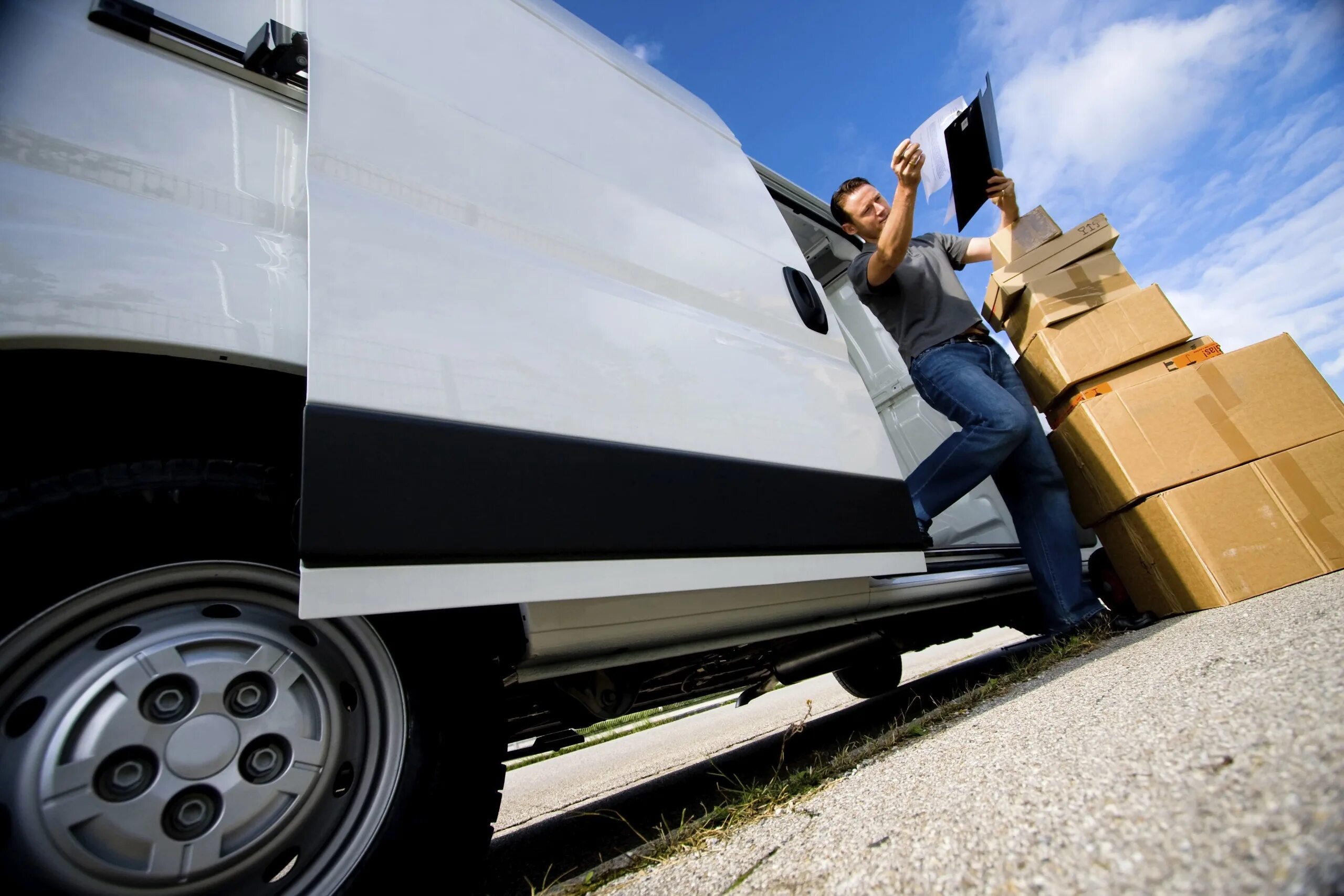 Идти без груза. Идти без груза. Междугородный железнодорожный транспорт. Человечек с коробками. Рт логистика форма.