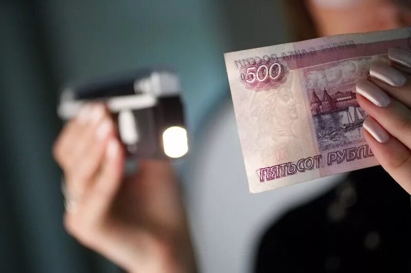 проверка денежной купюры. деньги фальшивки. проверка купюр на подлинность аппарат. детектор банкнот pro detection. проверка денег на подлинность.