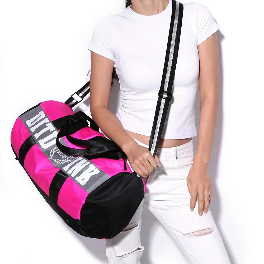Со спортивной сумкой. Женская спортивная сумка. Сумка для тренировок. Спортивная сумка на плечо. Сумка для фитнеса женская.