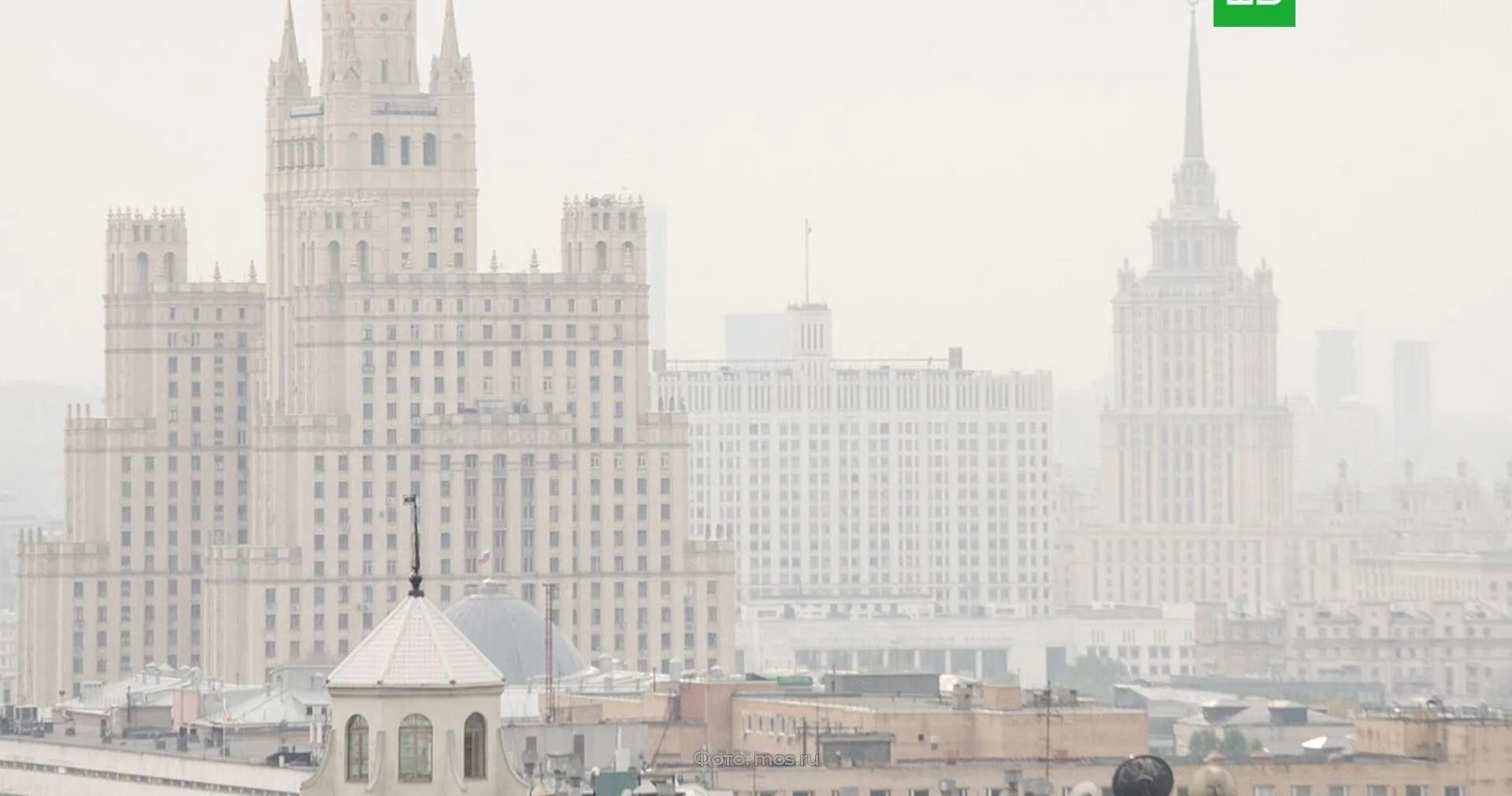 Шпиль МГУ В тумане. Туманная Москва. Туман в Москве. Здания Москвы в тумане.