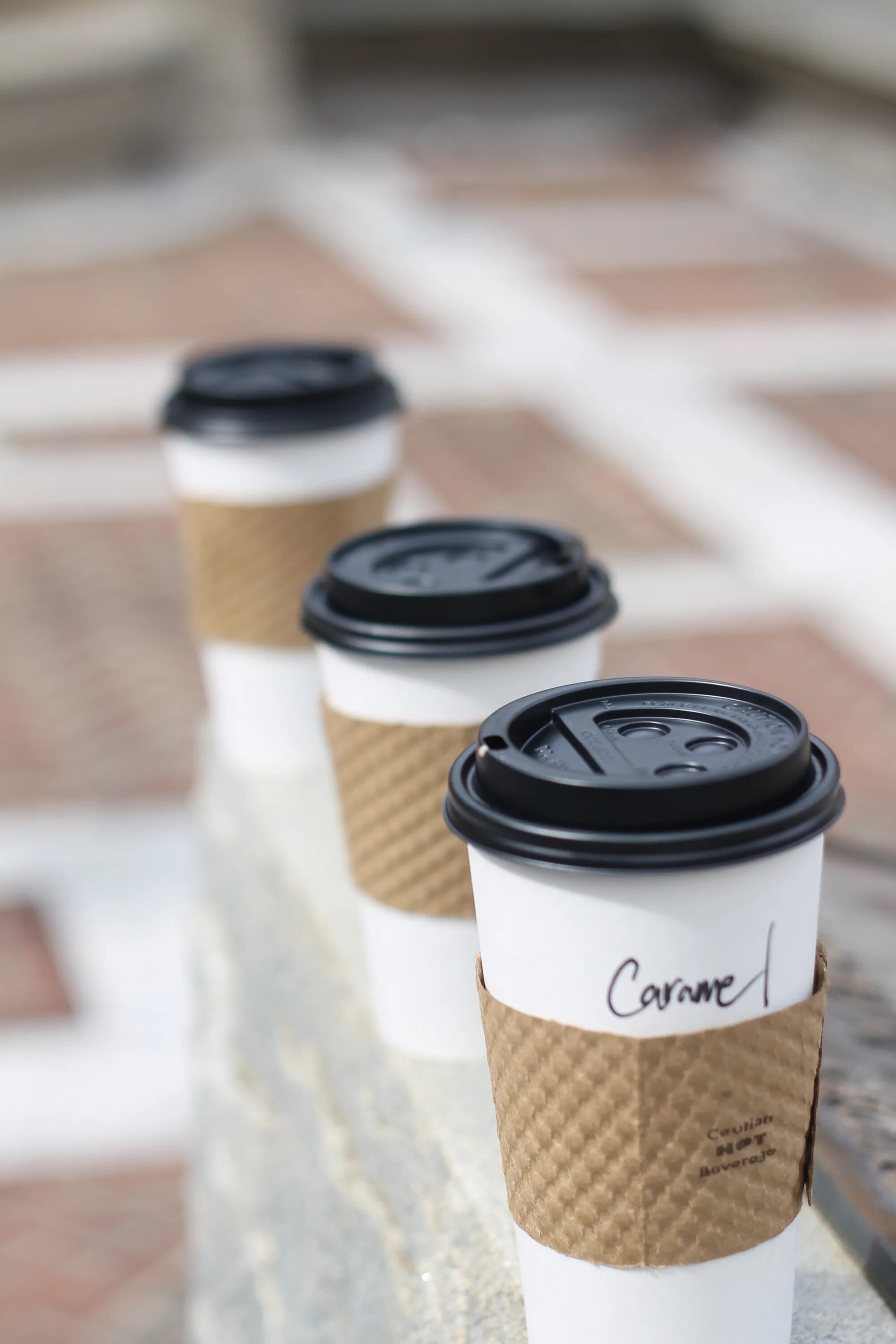 3 Чашки кофе. Три кружки кофе. Кофе на троих. Три чашки кофе навынос.