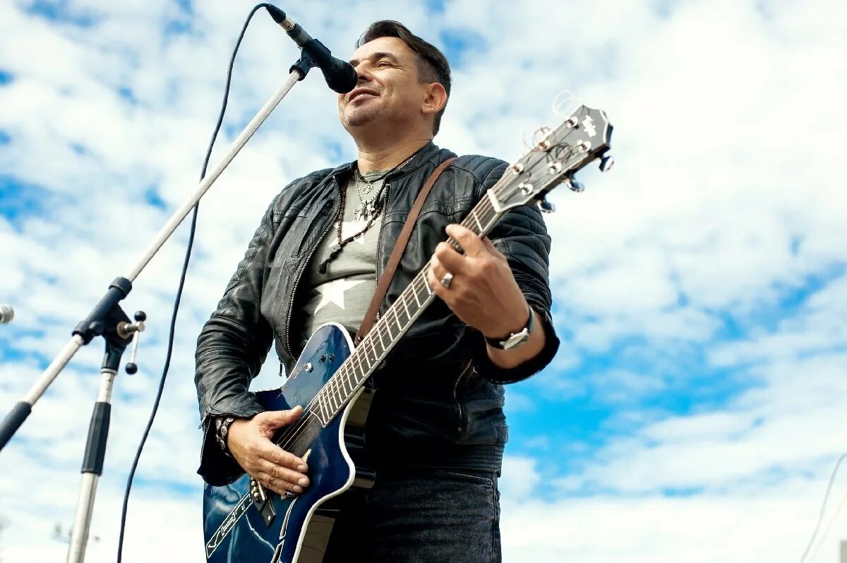 Солист группы 7б. 7б молодые ветра. Молодые ветра исполнитель. Молодые ветра. Группа 7б концерт.