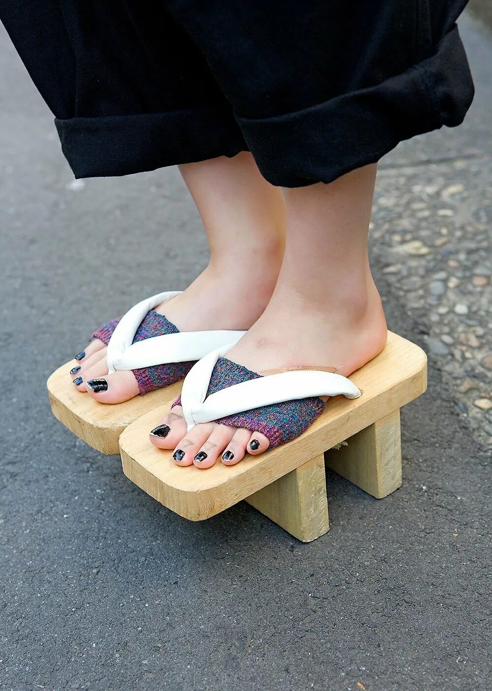 Маленькая гета. Японская Национальная обувь гэта. Дзори японская обувь. Японские деревянные сандалии. Японские сандалии гэта.