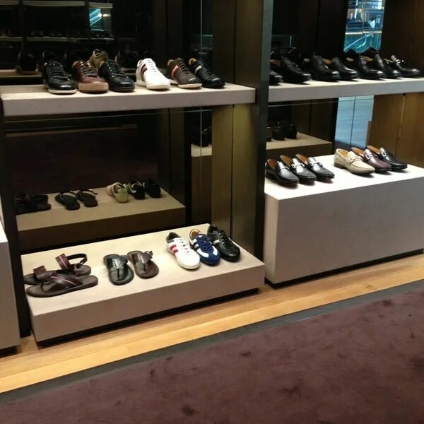Prime store обувь. Обувь экко аутлет. Shop in shop. Кеды bally мужские. Shoes outlet.