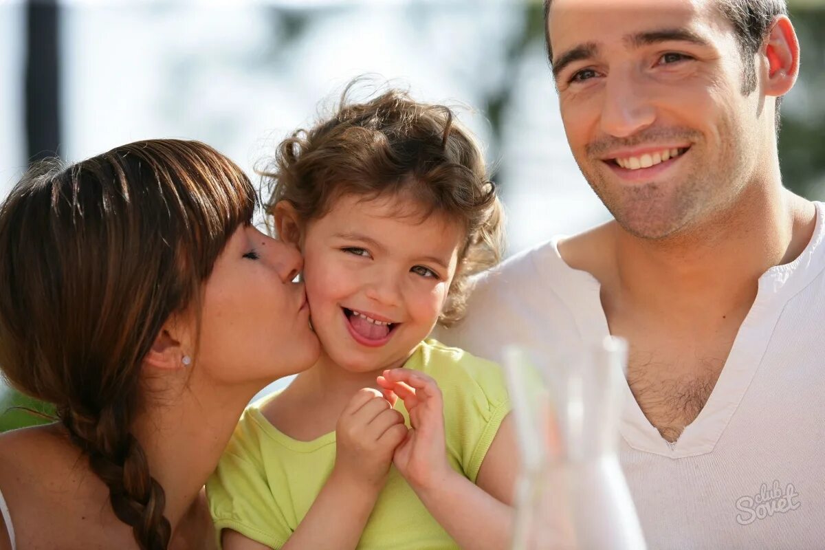 Дети мужа в гостях. Портрет счастливой семьи. Счастливая семья ребенок усыновленный. Фотообои семья. Фото родителей целующих детей.