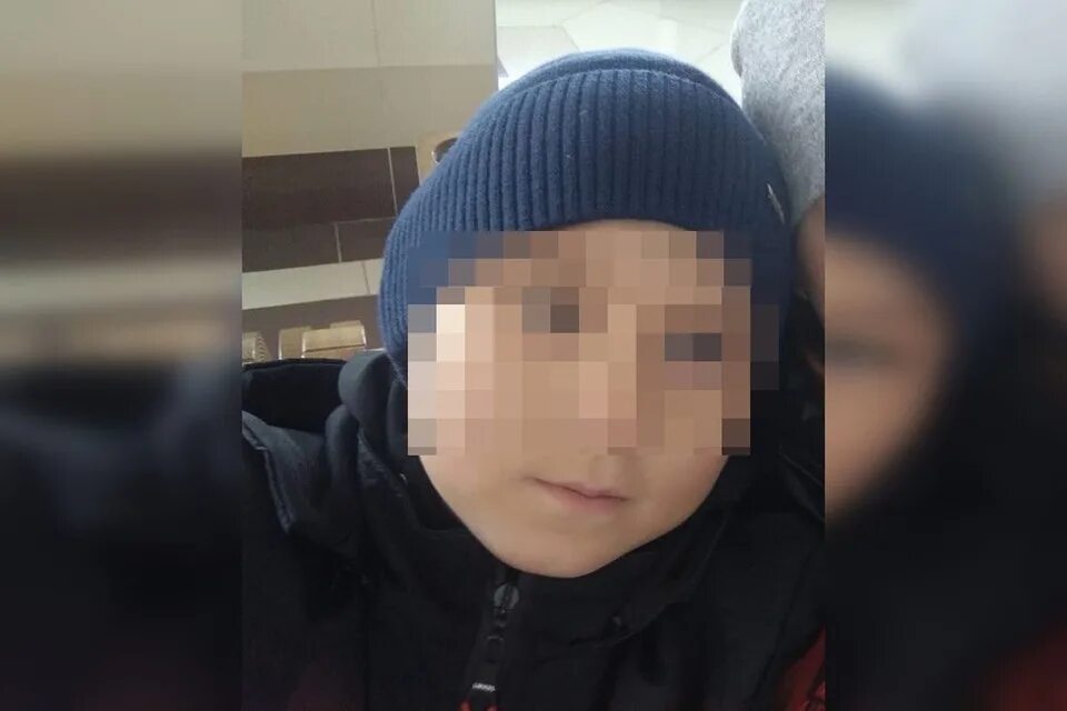 Мальчика избили в школе. Школьники избивают мальчика. избиение 10 летнего мальчика.