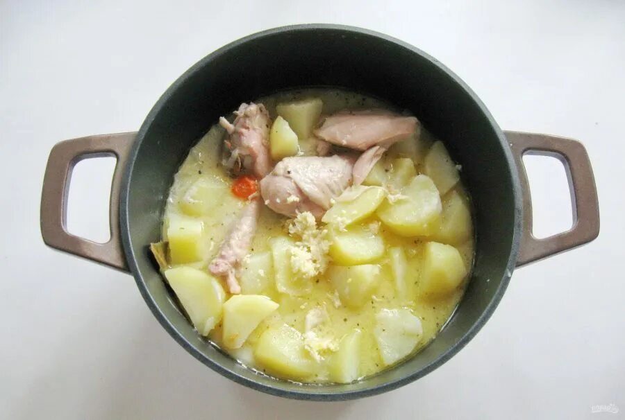 Тушеная картошка с грудкой в кастрюле. Курица с картофелем в сметане. тушеная картошка в сметане. картошка тушеная с курицей в сметане. тушеная картошка с луком в сметане.