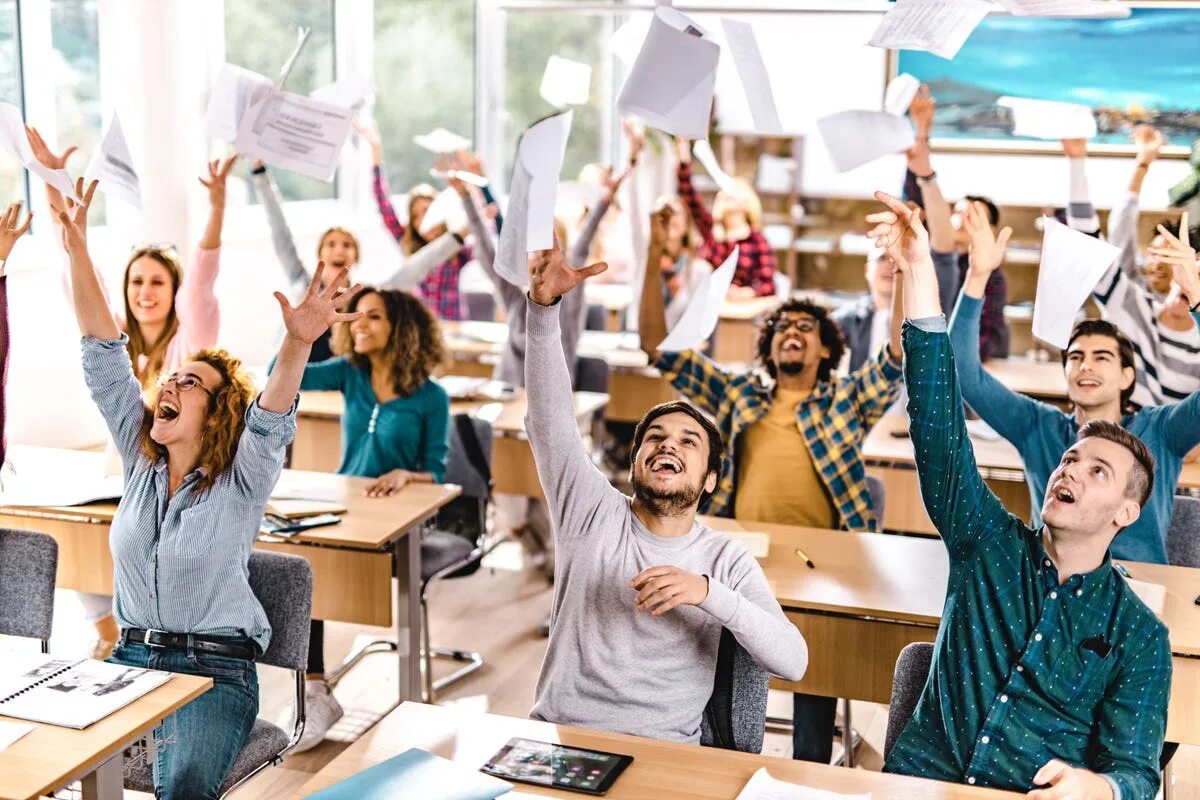 The students decided. Студенты в классе. Радостные студенты. Счастливые студенты. Много студентов в аудитории.