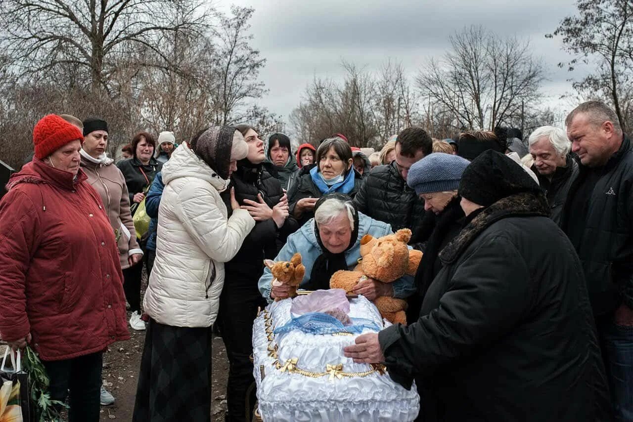 Похороните на украйне милой. Похороны детей погибших.