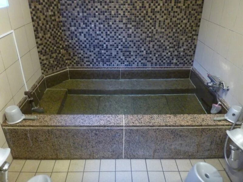 Самодельная ванная ванн. Ванная из кирпича и мозаики. Самодельная ванна из плитки. Самодельная ванна из мозаики. Ванная из бетона и мозаики.