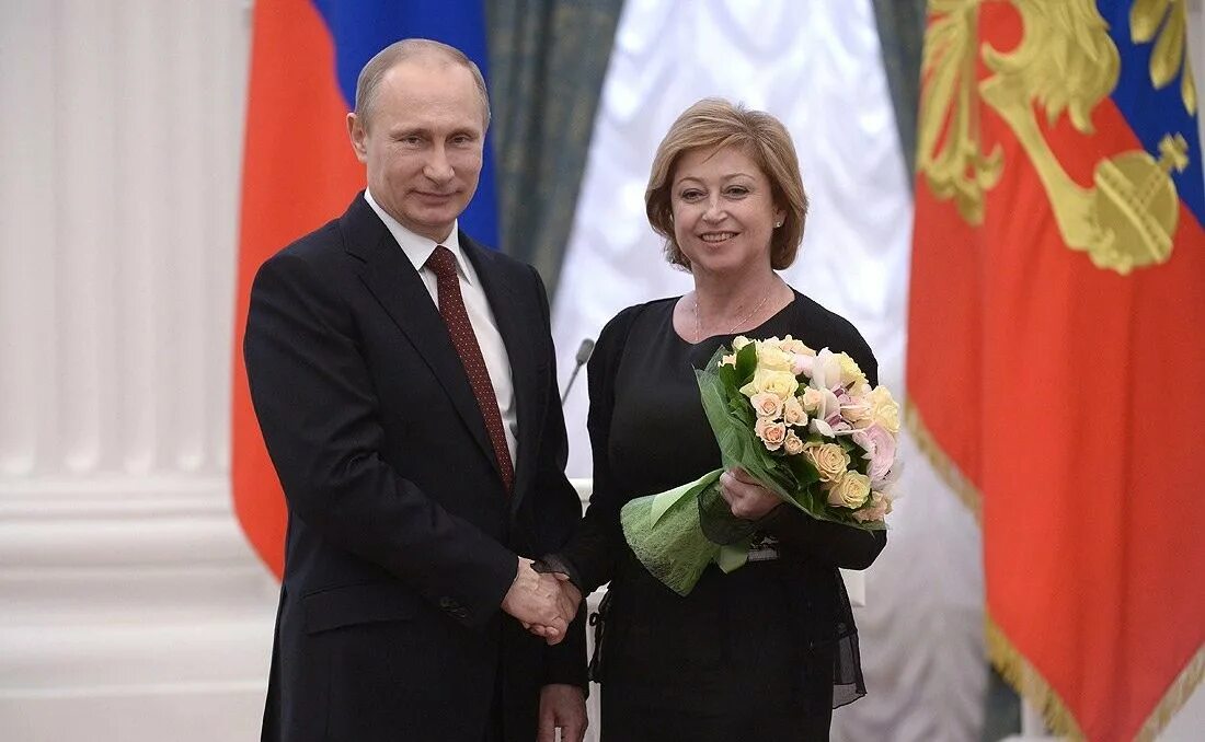 ирина роднина награды. женщина награжденная путиным. вручение медали. путин награждает. награждение елены серовой.