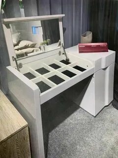 Открывающийся туалетный столик