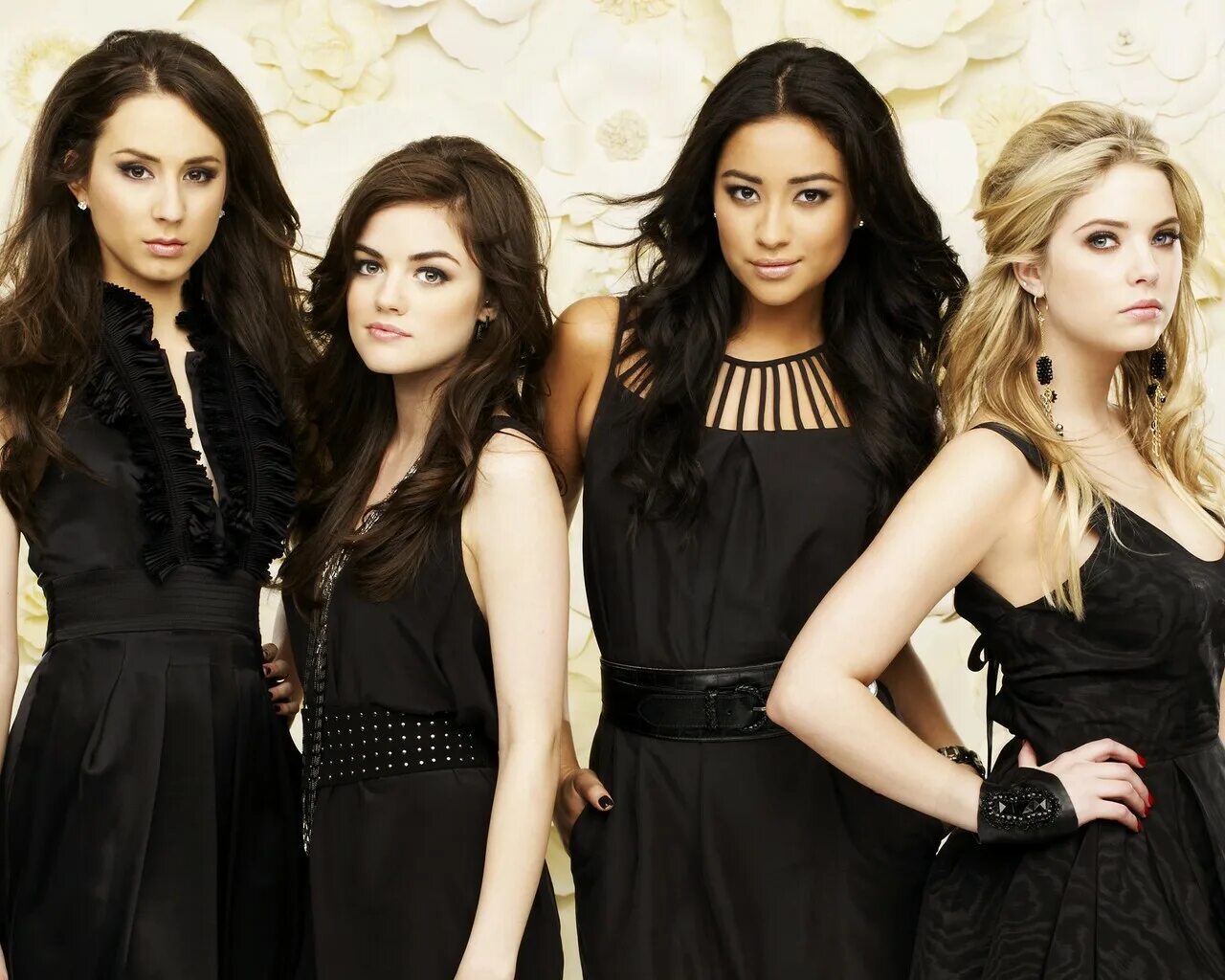 Милые обманщицы спенсер. Претти литтл лиарс. Милые обманщицы каст. Милые обманщицы промо. Pretty little на русском.