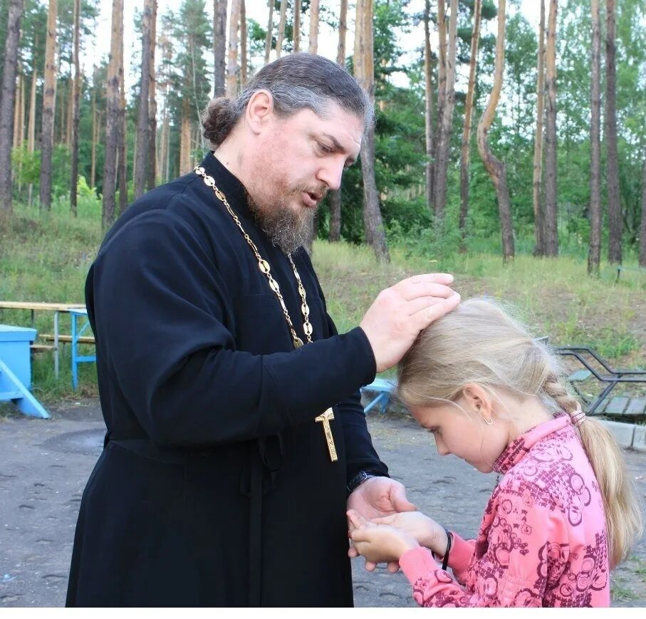 Подошел к нему отец