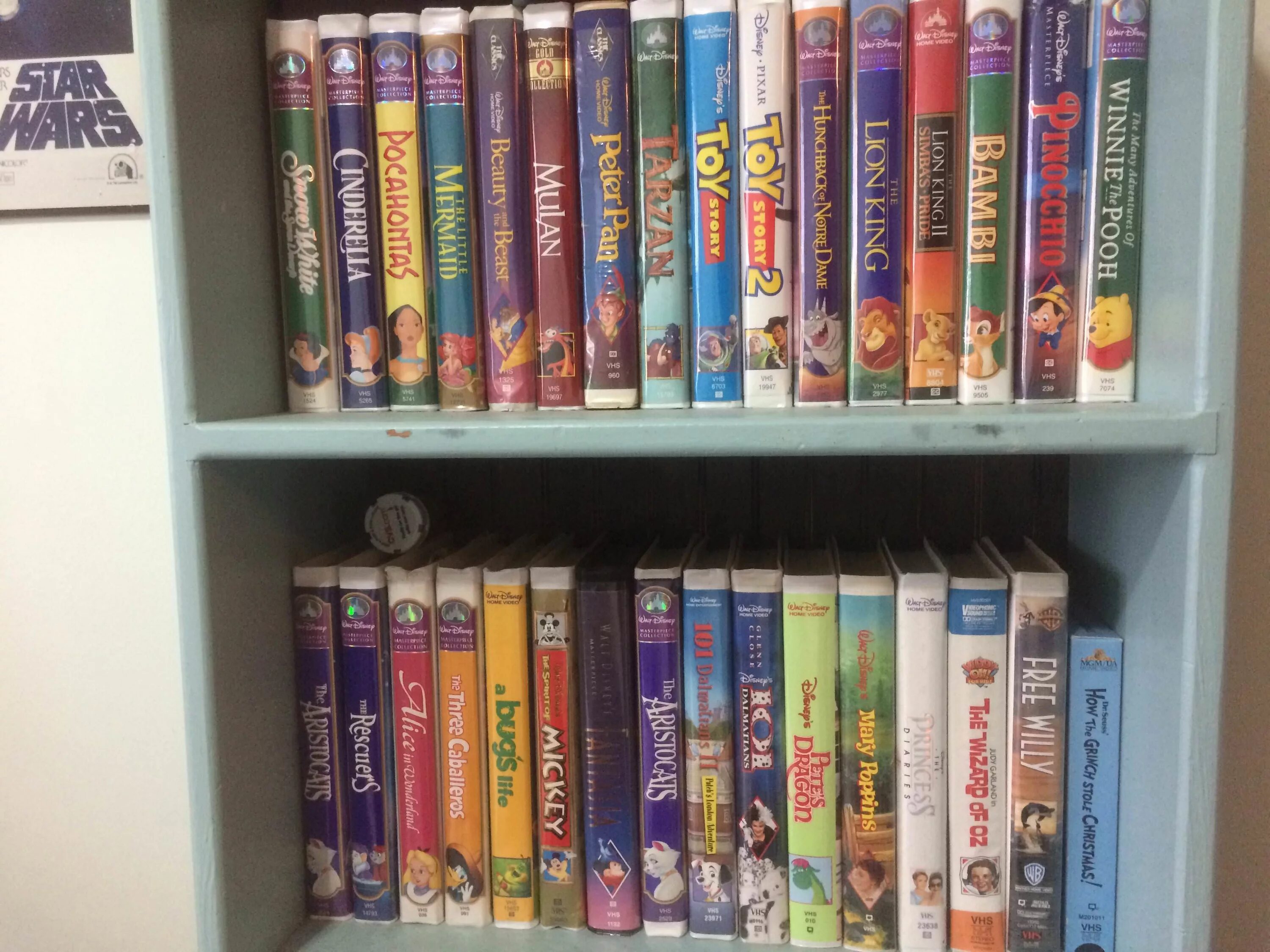 Vhs что это. Disney VHS. Disney VHS collection. VHS кассеты коллекция. Стеллажи коллекция VHS.