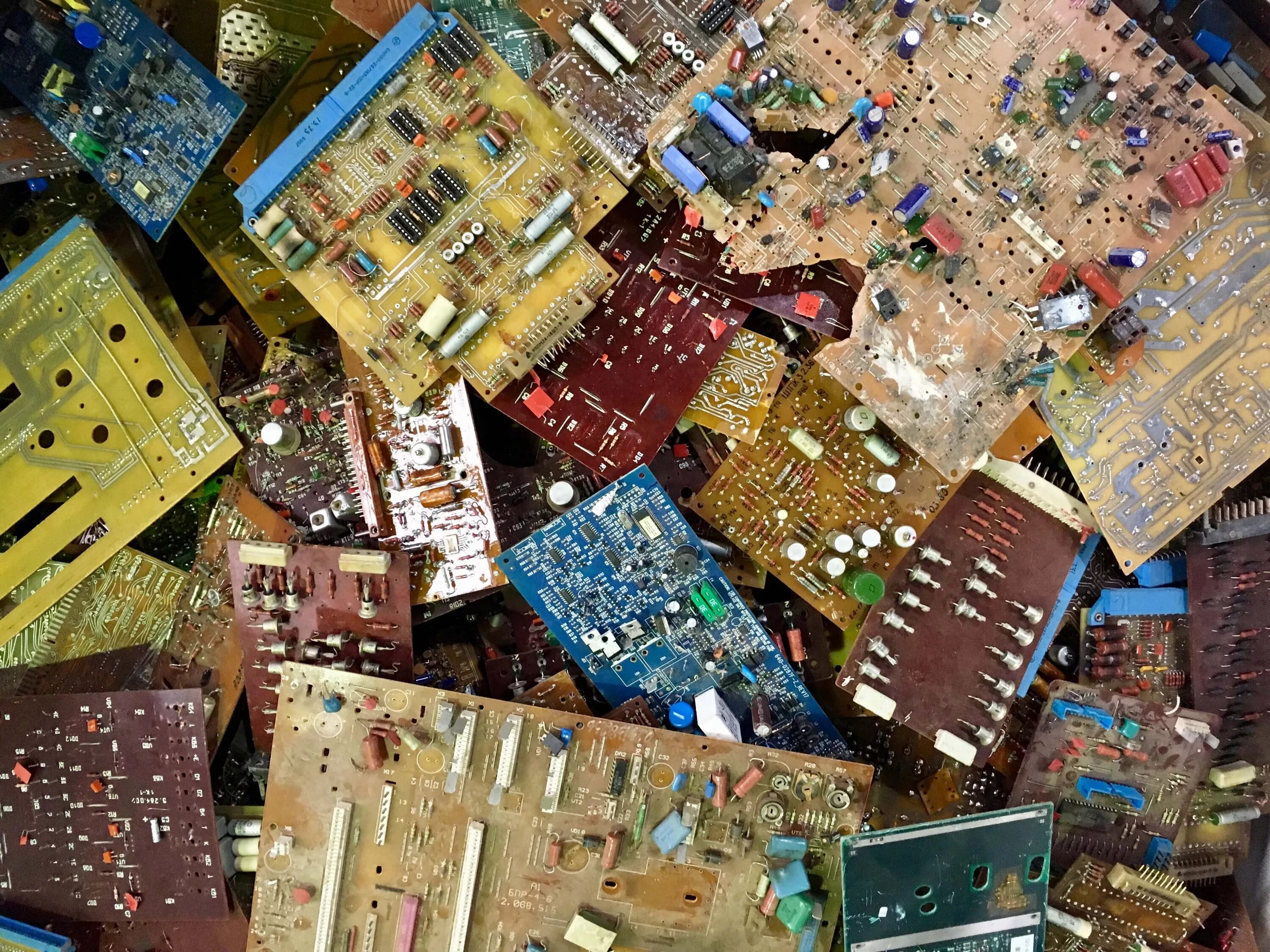 Советские микросхемы с золотом. Старые микросхемы. Микросхемы с золотом. Микросхемы с драгметаллами. Микросхемы ссср б20-4-5.